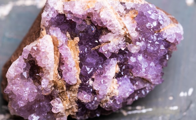 Photo a large purple amethyst is on a silver tray.