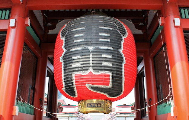 Large red paper lantern gate to sensoji temple