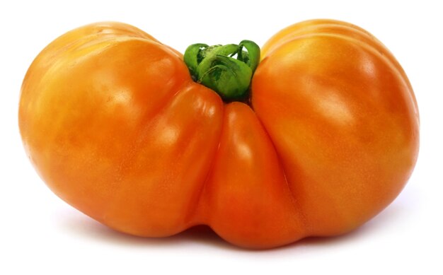 흰색 배경 위에 큰 익은 토마토