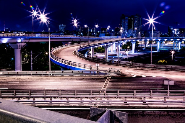 夜景の大きな道路のジャンクション