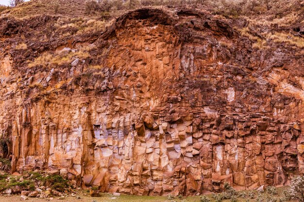 Photo a large rock face with a small number of rocks on it