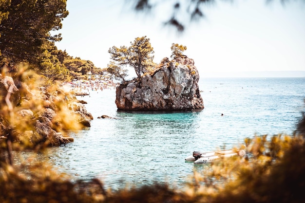 Photo large rock formation in water in brela croatia