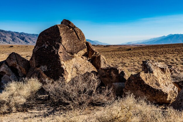 Foto grandi rocce nella valle del deserto con le lontane montagne della sierra nevada