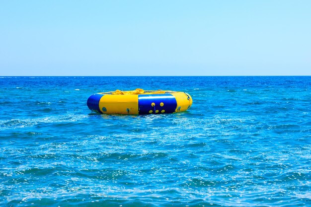 写真 大きなゴムリングは地中海で海で楽しい