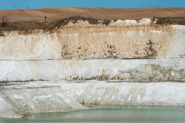 大きな砂場と湖 浸水した古い放棄された採石場 産業用の砂と石の抽出