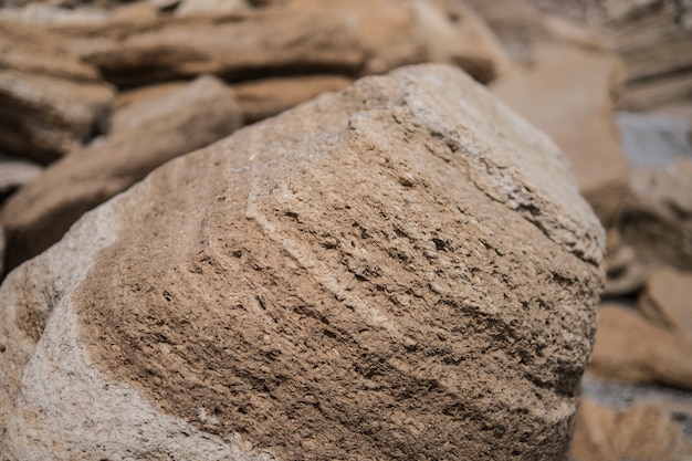 Photo large sea boulders lie on the beach