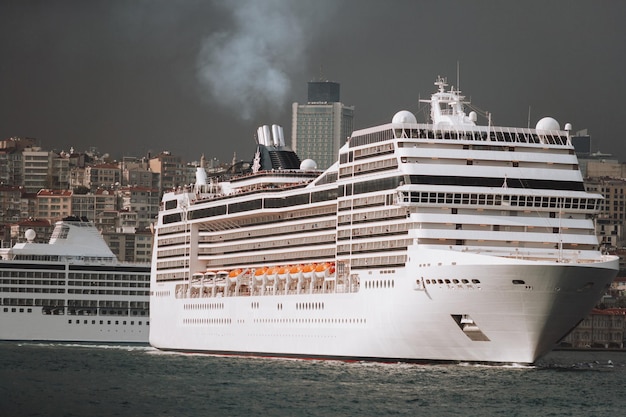 Photo a large sea passenger liner departs from the shore for a trip