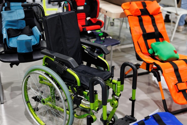 Photo a large selection of strollers for people with disabilities in the store