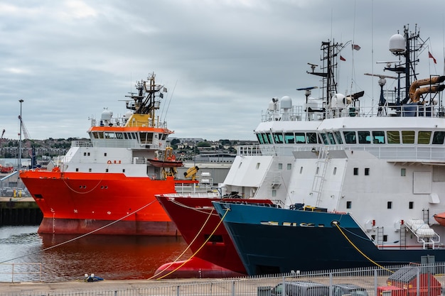Большие корабли, пришвартованные в промышленном порту Абердина, Шотландия, Великобритания