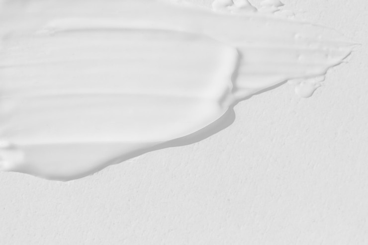 Photo large smears of white cosmetic cream the texture of the cream closeup