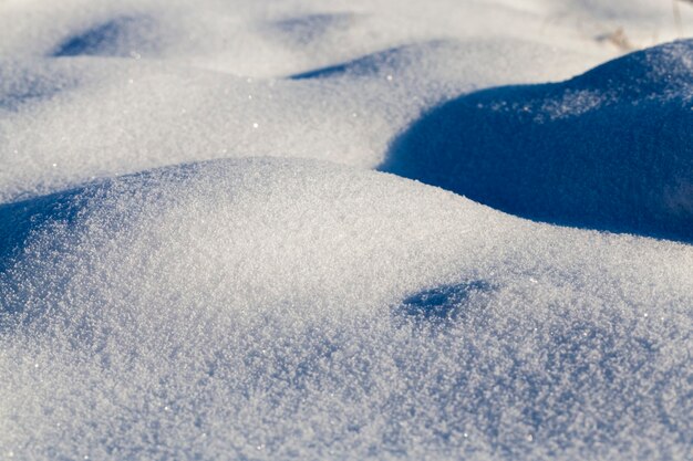 Foto grandi cumuli di neve dopo nevicate e bufere di neve, l'inverno