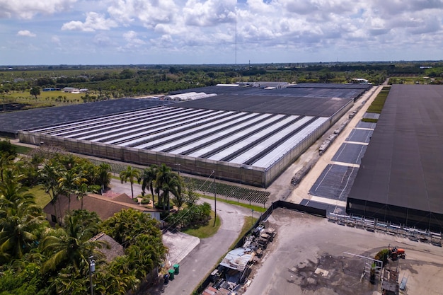 A large solar farm with a green roof and a green roof.