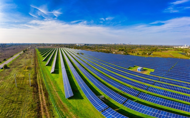 Photo large solar power plant on a picturesque green field in ukraine