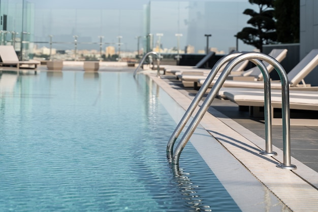 Piscina grande e spaziosa con acqua blu. buon riposo a bordo piscina