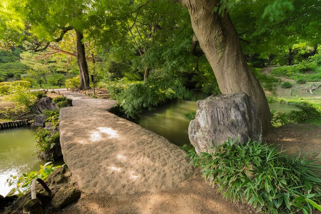 Photo large stone bridge in the rikugien park of tokyo in japan