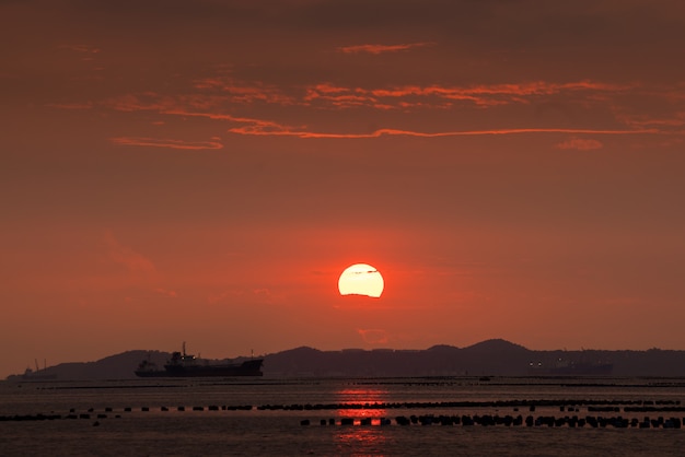 夏のビーチで大きな夕焼け空