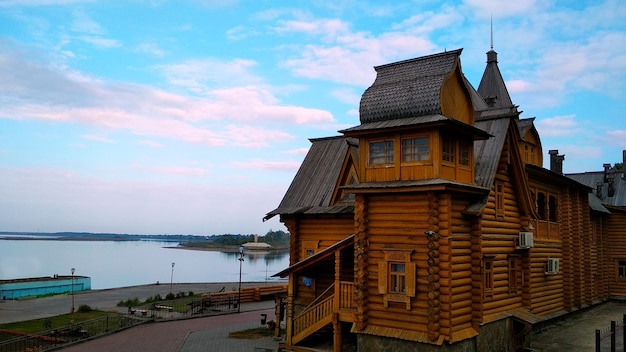 Grande sciame casa di legno sulla riva del fiume