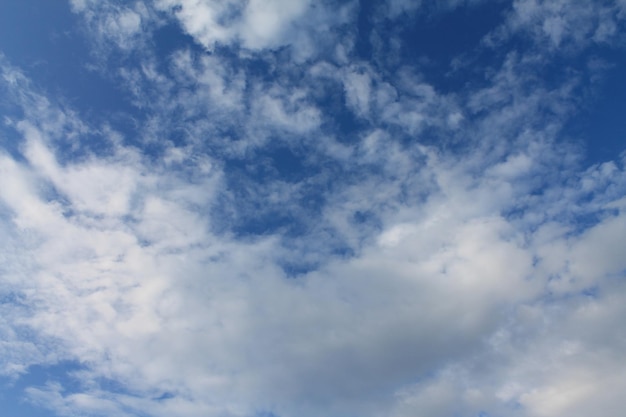 濃い青空に大きな雲の渦 デザイナーのための背景の壁紙