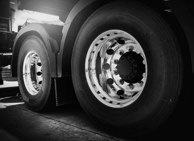 Grandi ruote di un camion di semi camion.