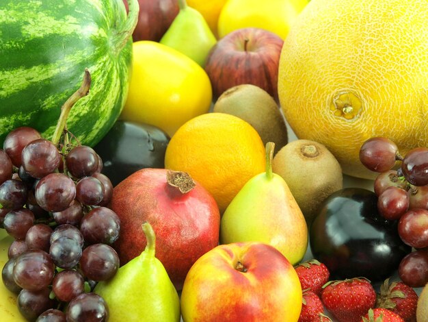 Большое разнообразие фруктов, включая грушу, арбуз и грушу.