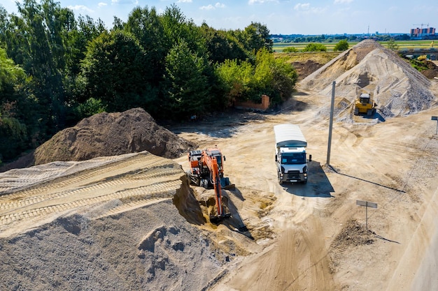 新しい道路建設現場で作業しているロードローラーの大きなビュー道路修復に選択的な焦点クローズアップ