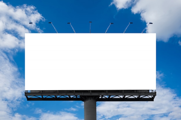 Grande tabellone per le affissioni in bianco bianco o manifesto bianco di promozione visualizzato sull'esterno contro i precedenti del cielo blu. informazioni sulla promozione per annunci di marketing e dettagli