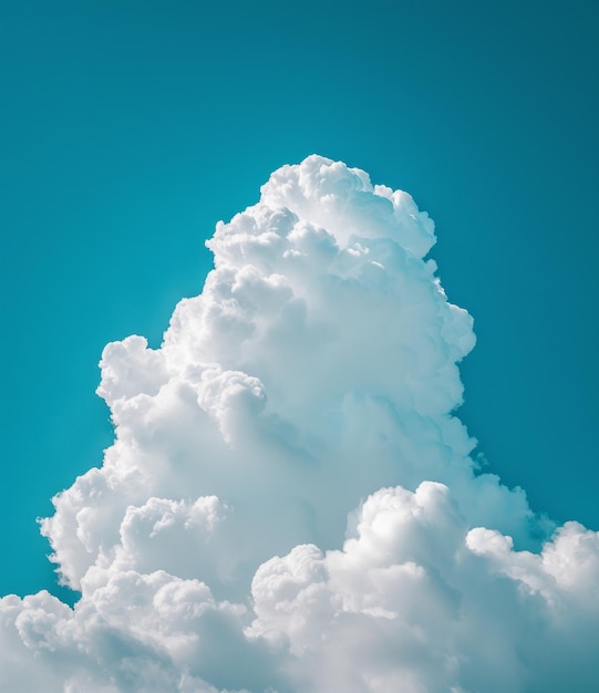 Photo a large white cloud is floating in the blue sky