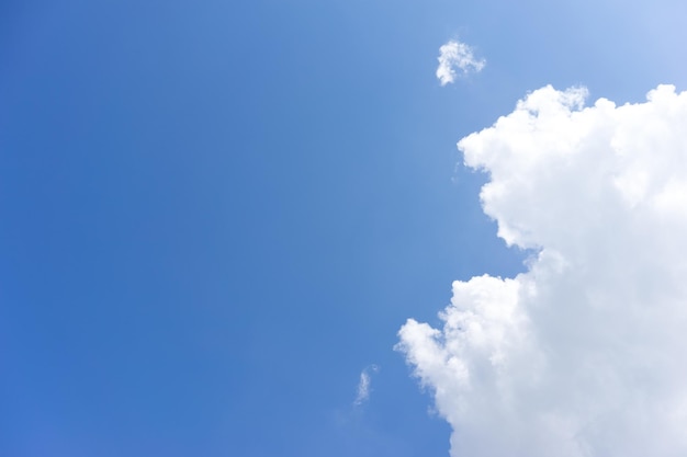 사진 ⁇ 은 파란 하늘 위에 큰  ⁇  구름과 카피 스페이스
