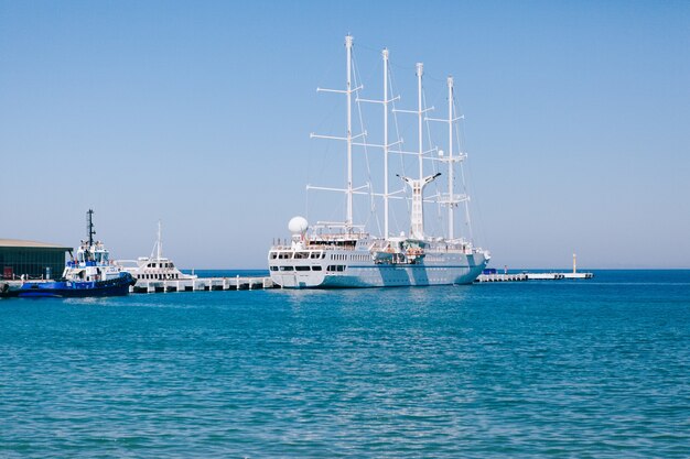 Grande yacht bianco con vele vicino al molo di kusadasi, turchia. concetto di viaggio