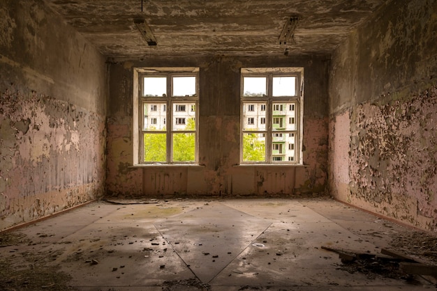 廃墟の家の中の大きな窓が廃墟の学校