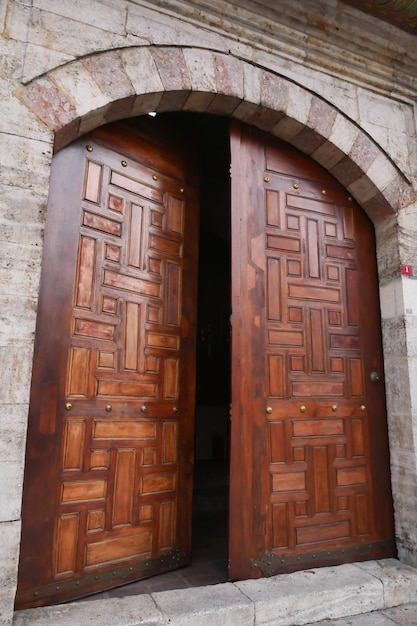 Photo a large wooden old door in turkey
