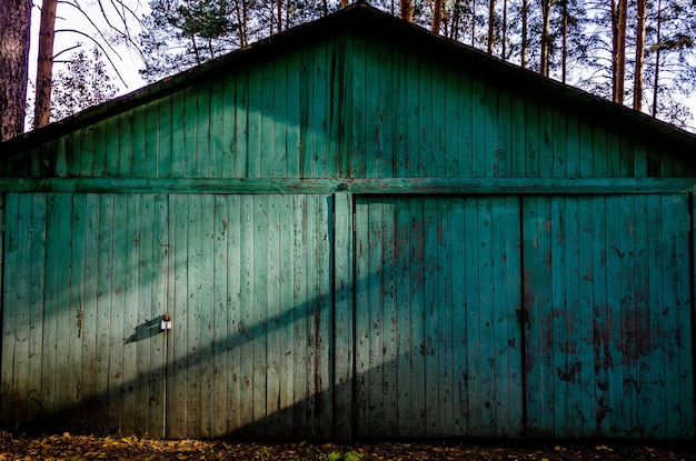 太陽に照らされた大きな木の小屋。