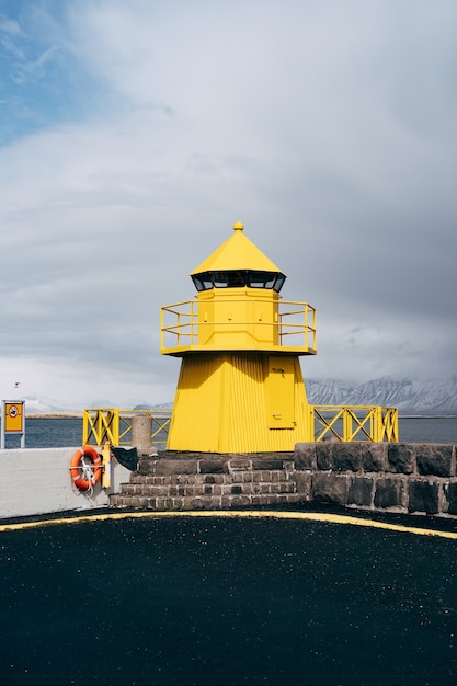 Un grande faro giallo in islanda reykjavik