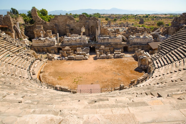 Photo the largest amphitheater in turkey is the main street of the ancient city