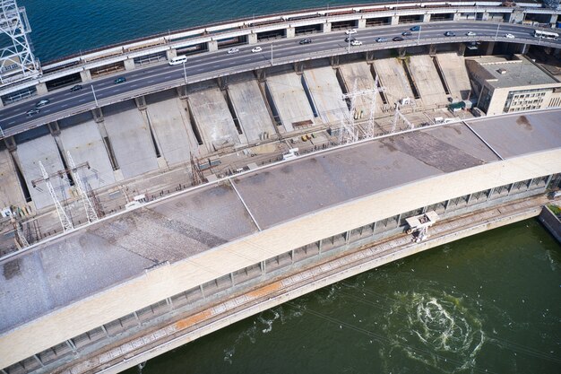 ザポリージャのドニエプル川にある最大の水力発電所。