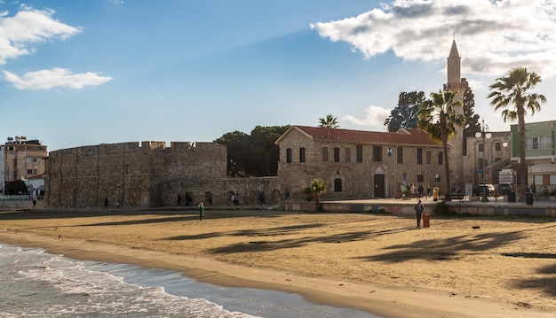 Foto larnaca cipro vista della strada principale di larnaca il castello e la spiaggia di phinikoudes a cipro in primavera