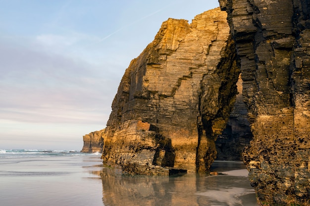 Foto las catedrales strand, noordkust van ribadeo, lugo, galicië, spanje