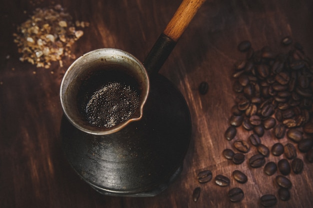 Las een schuimige koffie in cezve, rustieke stijl