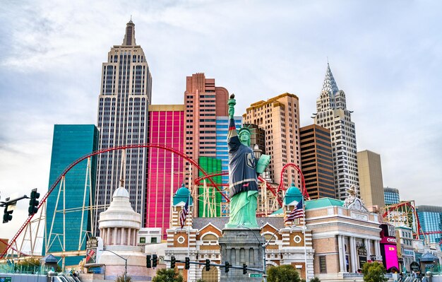 Photo las vegas united states march 19 2019 new yorknew york complex with a replica of the statue of liberty