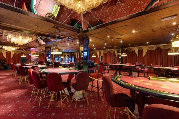 Photo las vegas usa may 2017 interior of elite luxury vip casino with rows of gambling slots machine