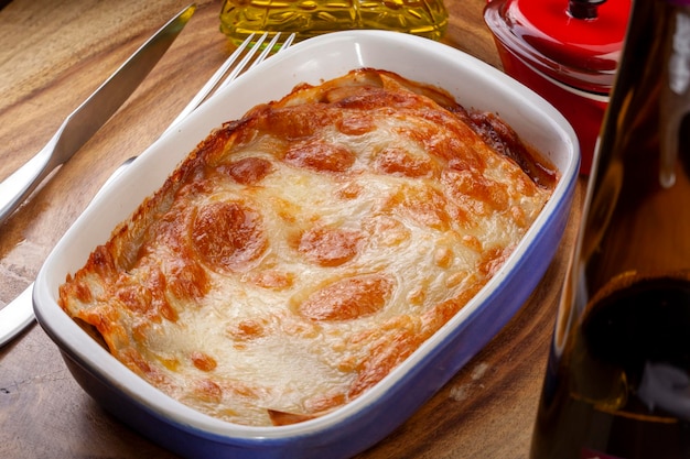 Foto lasagne alla bolognese cotte nel forno a legna