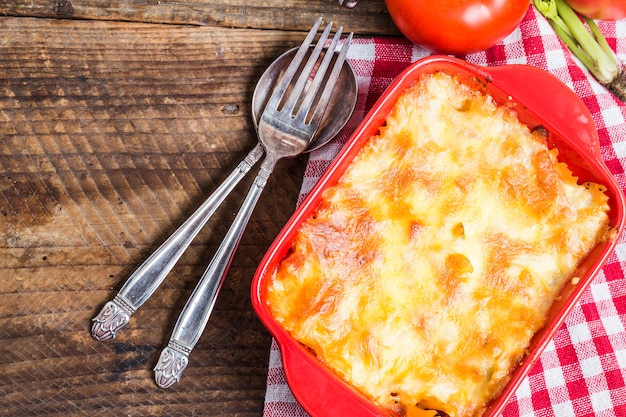 Lasagna accanto a una forchetta e cucchiaio