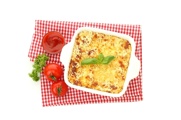 Lasagne isolate su sfondo bianco vista dall'alto