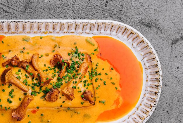 Foto lasagna con funghi chanterelle in salsa gialla