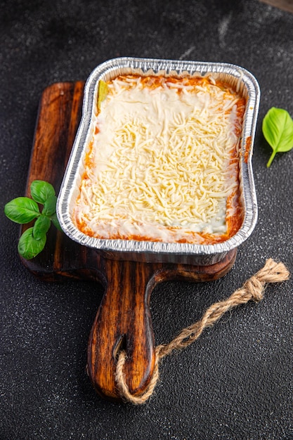 lasagne groente container snack vegetarische maaltijd eten op tafel kopie ruimte voedsel achtergrond