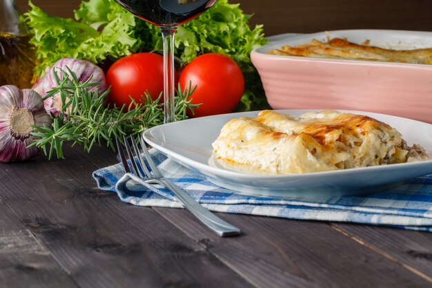 Lasagne met wijnglas