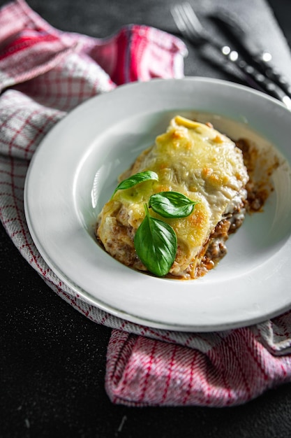 Lasagne schotel bechamelsaus gehakt vlees geraspte kaas maaltijd eten snack op tafel kopie ruimte