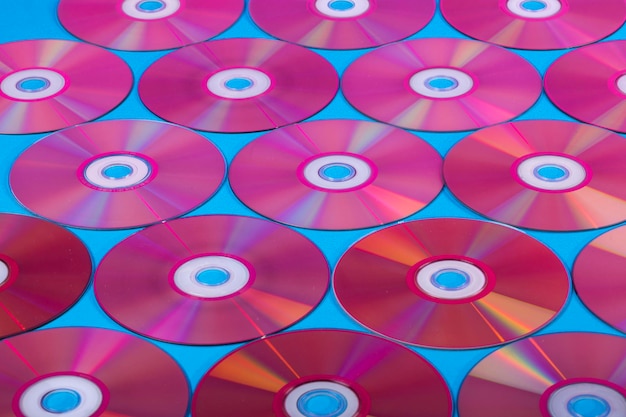 Compact disc laser su sfondo blu con riflesso cromatico