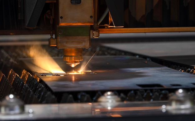 금속 가공용 레이저 커팅 헤드 금속 공장 스파크 배경 산업 분야의 금속 가공 및 레이저 커팅
