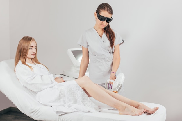 Trattamento di epilazione laser nella clinica di bellezza cosmetica